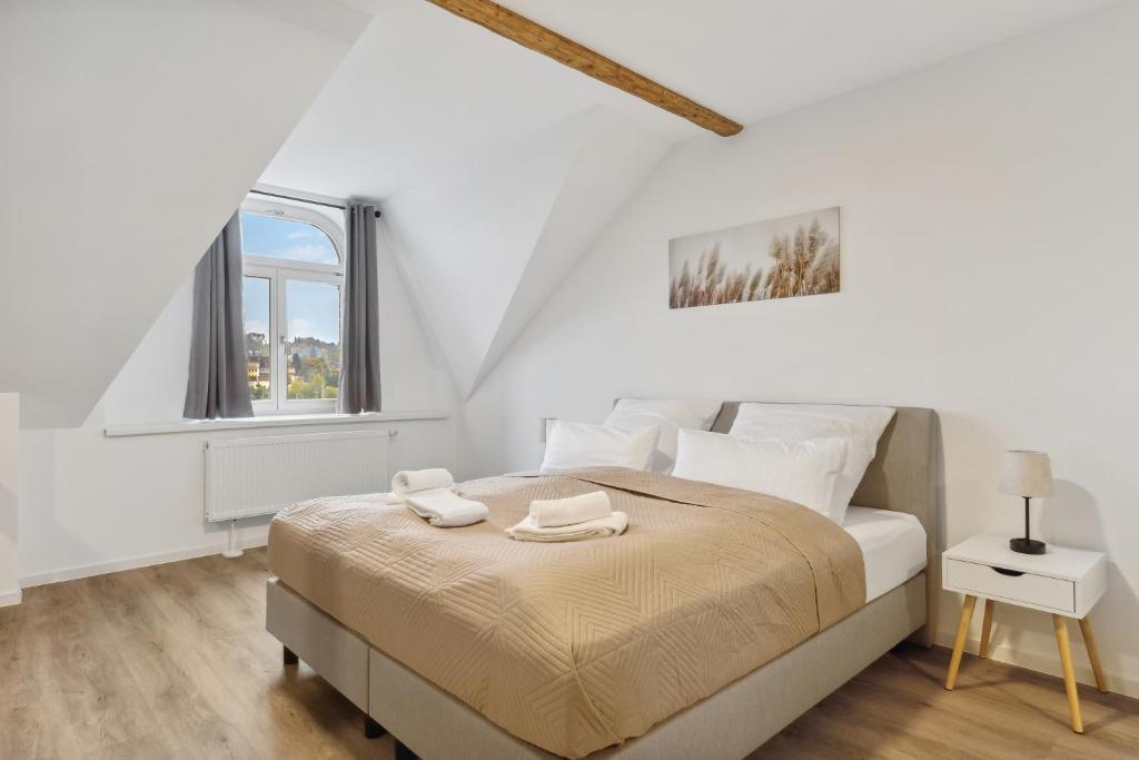 A bed or beds in a room at EasyApartments stilvoll zentral Balkon Hauptbahnhof NETFLIX 130m2