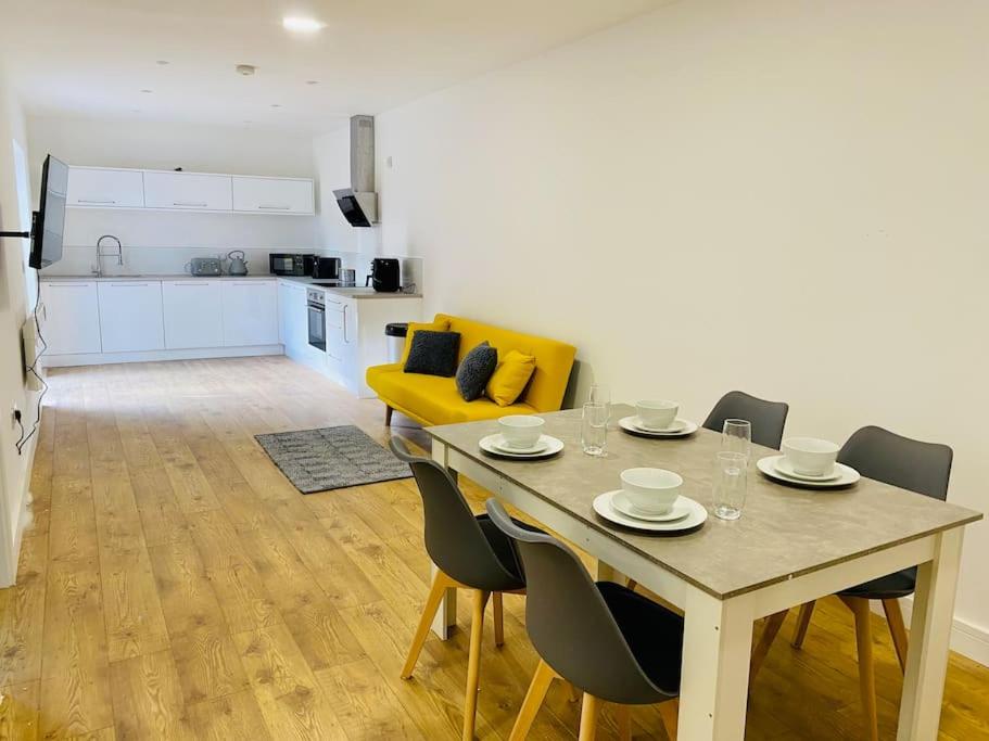 uma sala de jantar e cozinha com mesa e cadeiras em Ten - Central Apartment - Contractors Professionals em Gloucester