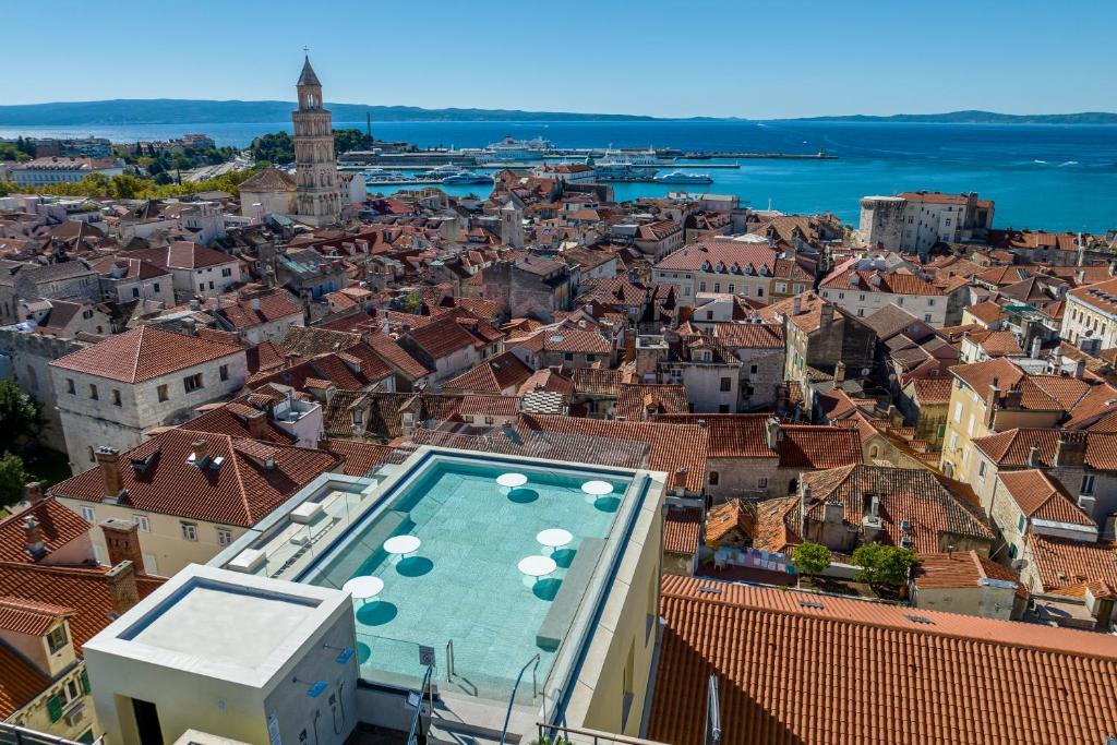 - Vistas a una ciudad con piscina en Cornaro Hotel, en Split