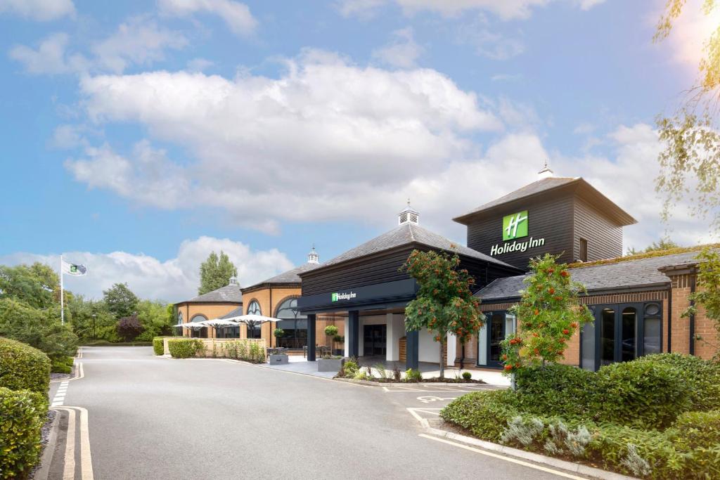 グロスターにあるHoliday Inn Gloucester - Cheltenham, an IHG Hotelの道路脇の建物