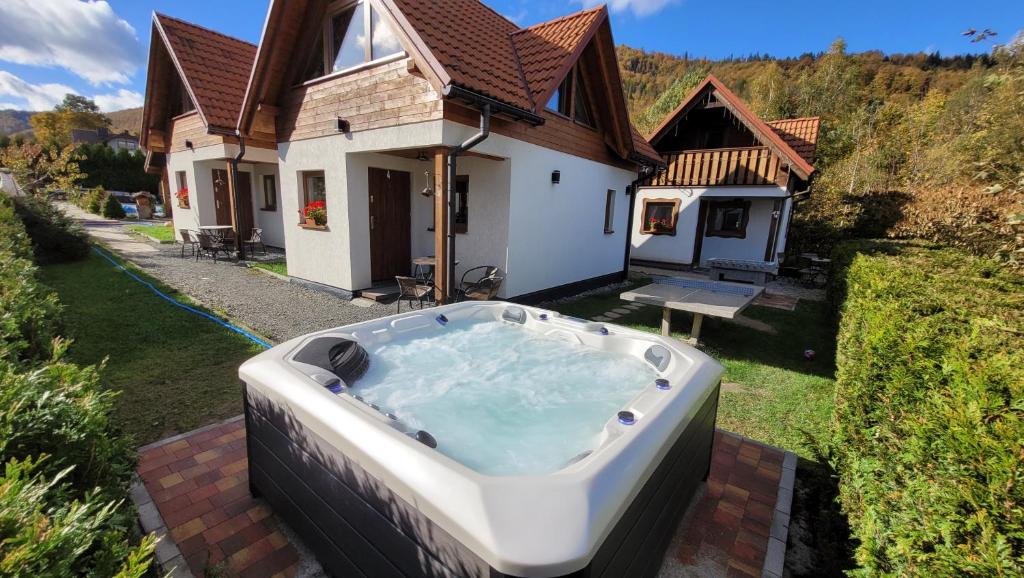 En hage utenfor Mała Osada domki z jacuzzi przy gondoli