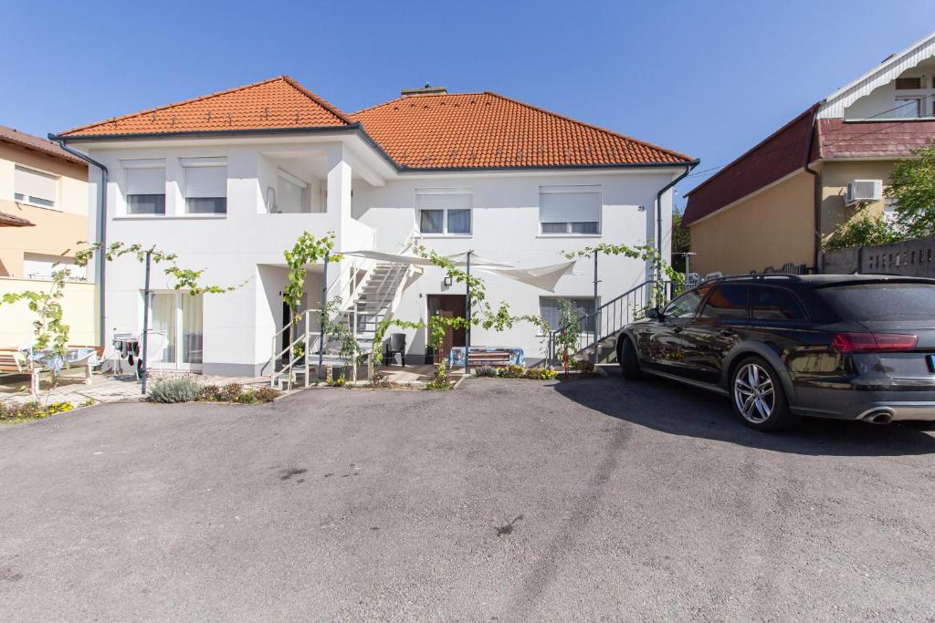 een auto geparkeerd voor een huis bij Déli Terasz A Apartman Free parking, self-check-in anytime in Győr