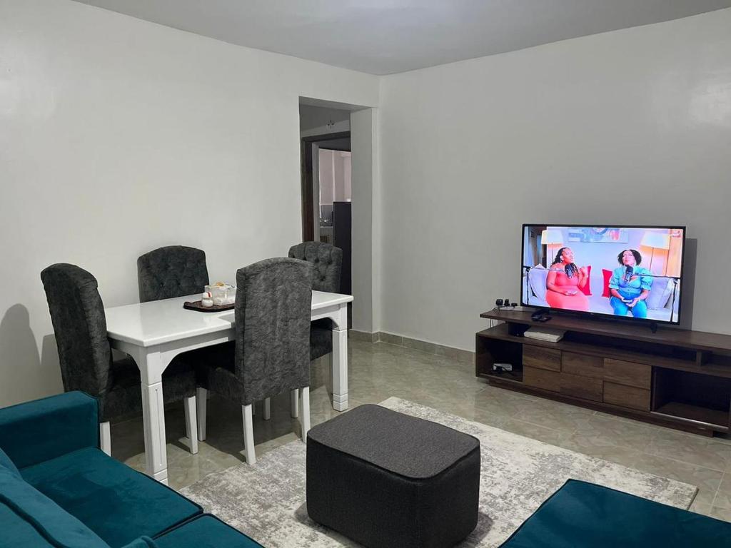 TV i/ili multimedijalni sistem u objektu Serene cozy homes Kericho