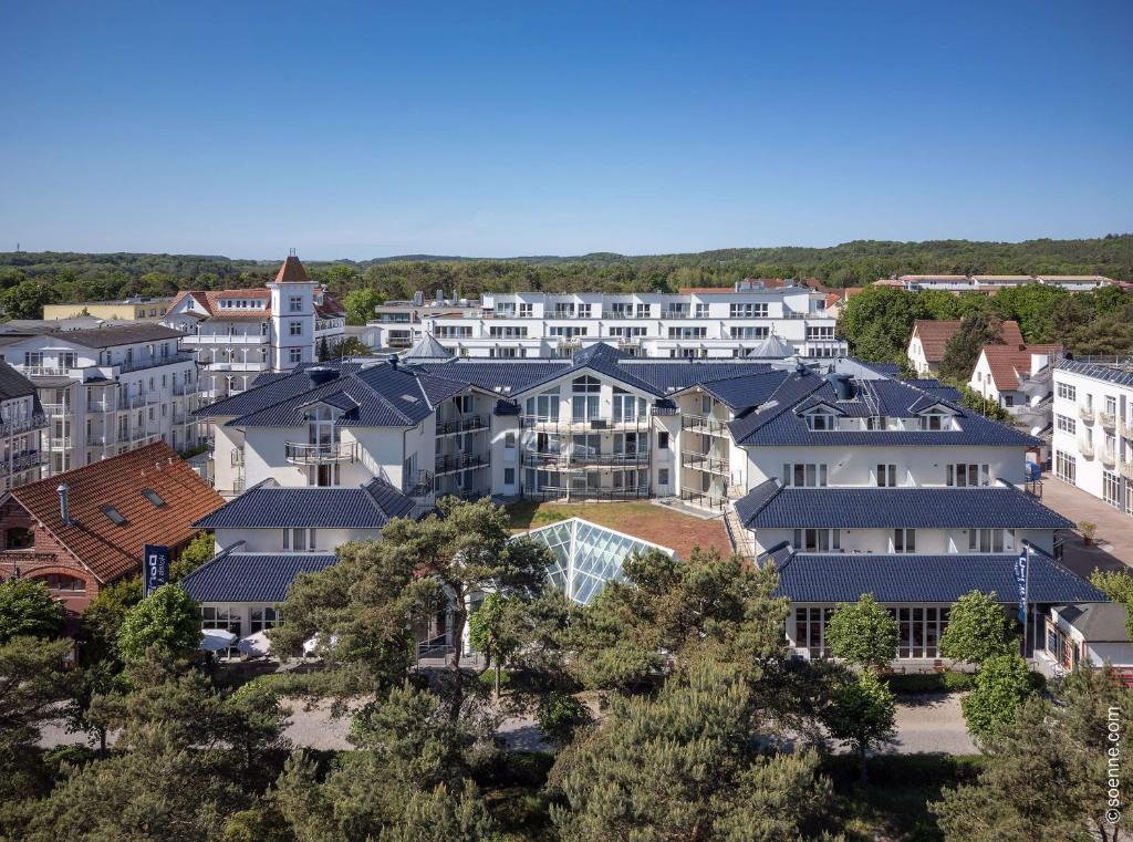 Dorint Strandhotel Binz/Rügen في بينز: اطلالة جوية على مدينة بها مباني