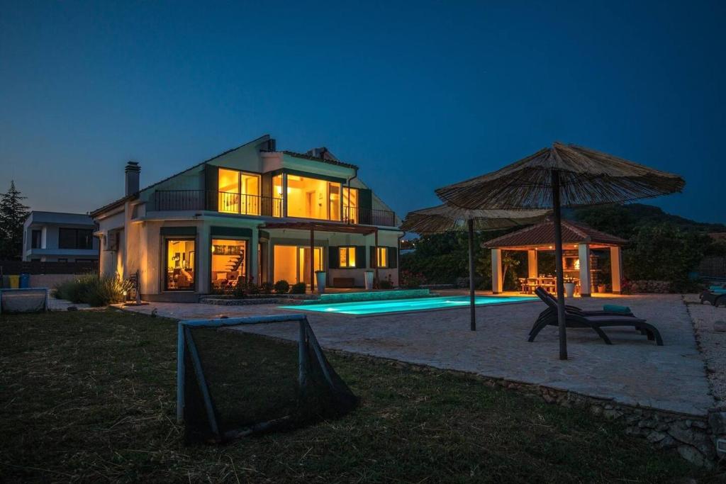 Басейн в Luxury villa with a swimming pool Vrpolje, Sibenik - 21843 або поблизу