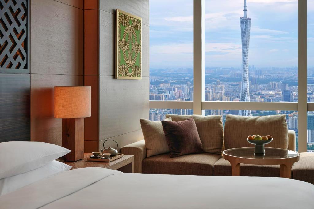 um quarto com uma cama e vista para a cidade em Park Hyatt Guangzhou em Guangzhou