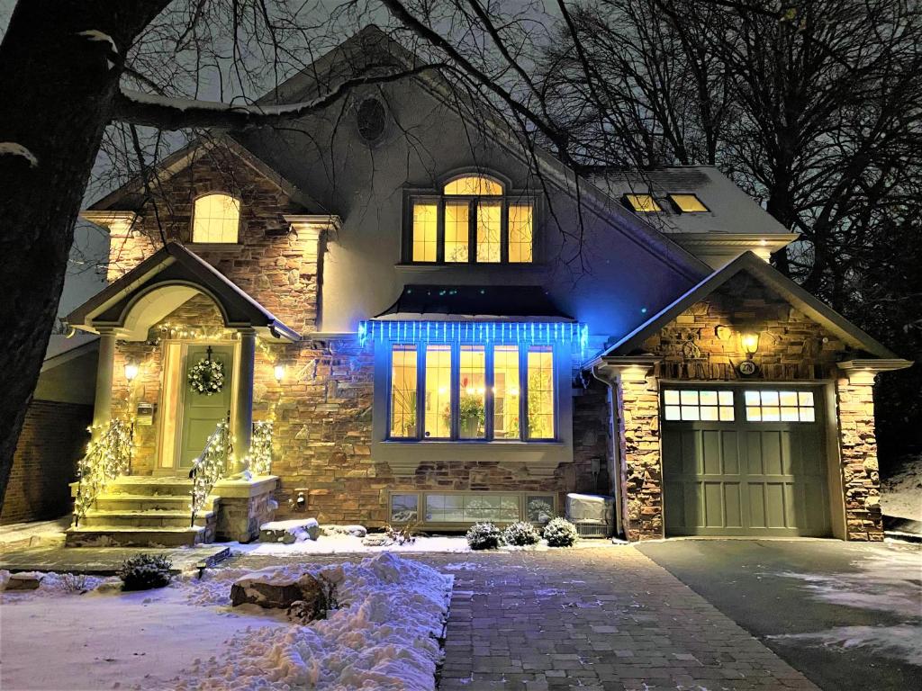 een huis met blauwe lichten aan de voorkant bij iResidence in Toronto - Unique Mansion - Fantastic Views in Toronto