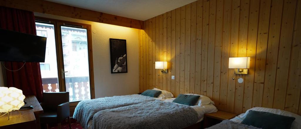 Кровать или кровати в номере Hôtel Le Sherpa Val Thorens