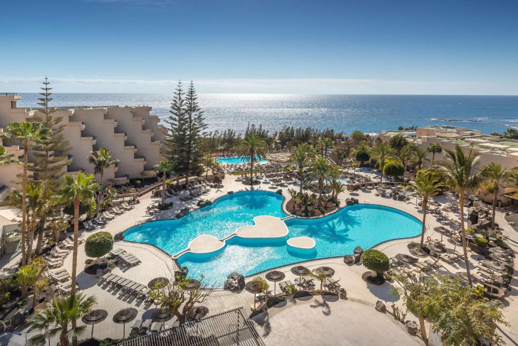 The swimming pool at or close to Barceló Lanzarote Active Resort