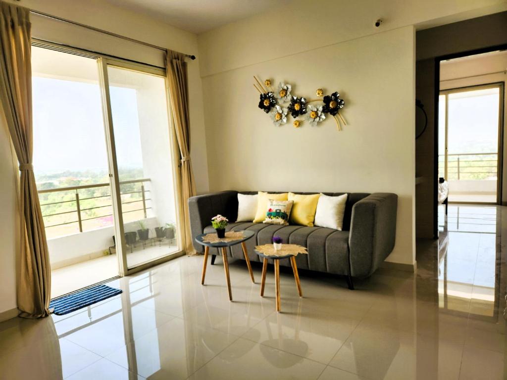 Uma área de estar em Trinity Stays Nashik - Mountain view apartment close to Sula