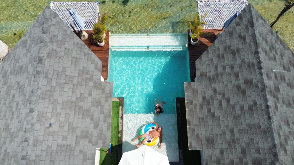 uma vista superior de uma piscina numa casa em Indigo Blue Ceningan em Nusa Lembongan