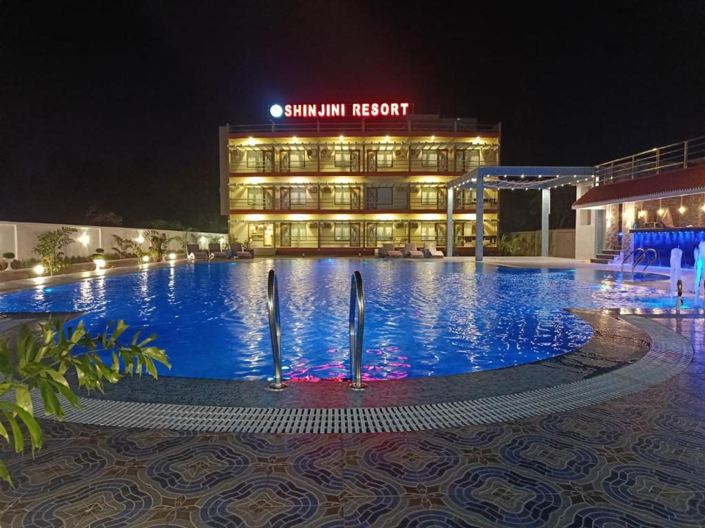 un hotel con una grande piscina di notte di Shinjini Resort a Mandarmoni