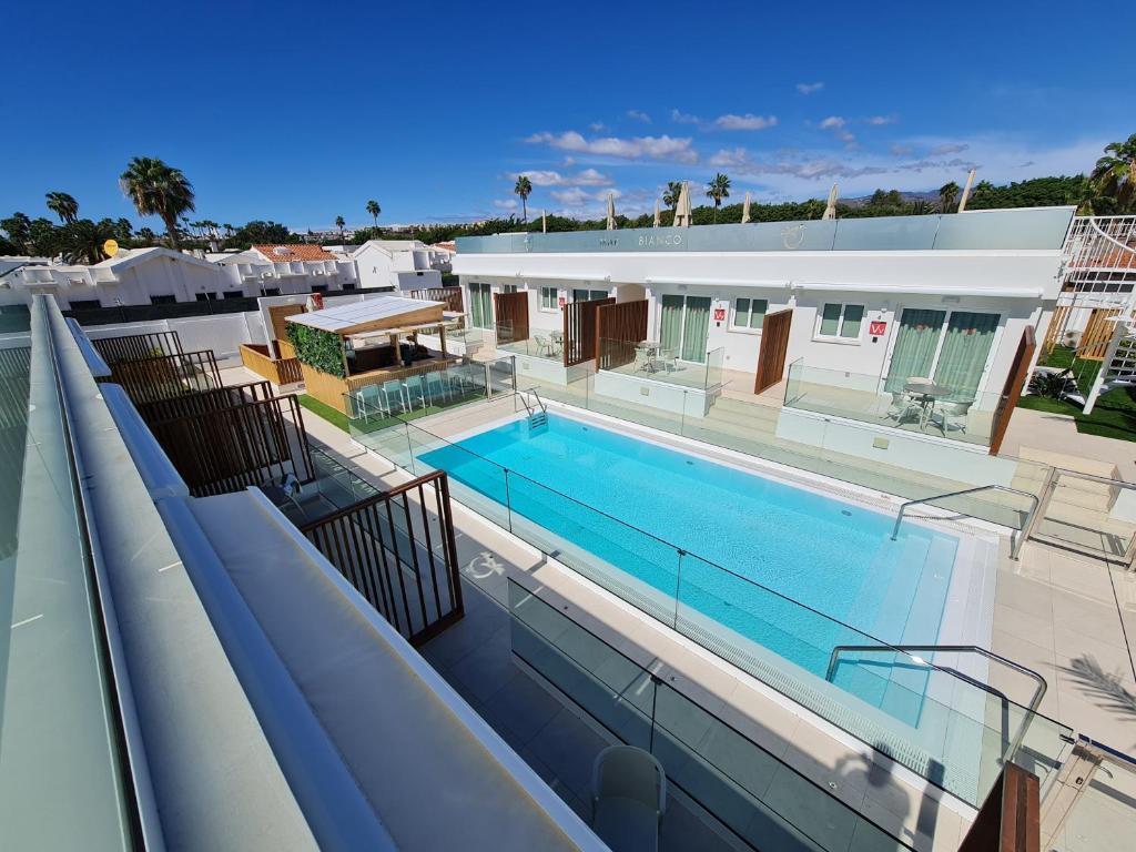 eine Aussicht auf den Pool eines Gebäudes in der Unterkunft MAR BIANCO - Gay Men Only in Maspalomas