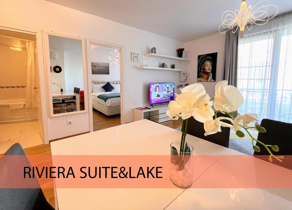 Uma TV ou centro de entretenimento em Red Hotel Riviera Suite&Lake