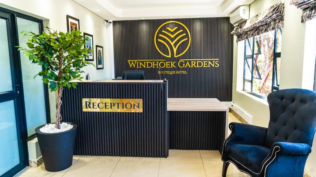 ein Büro mit einem Schild, das Windschutzscheiben-Gärten-Empfang liest in der Unterkunft Windhoek Gardens Boutique Hotel in Windhoek