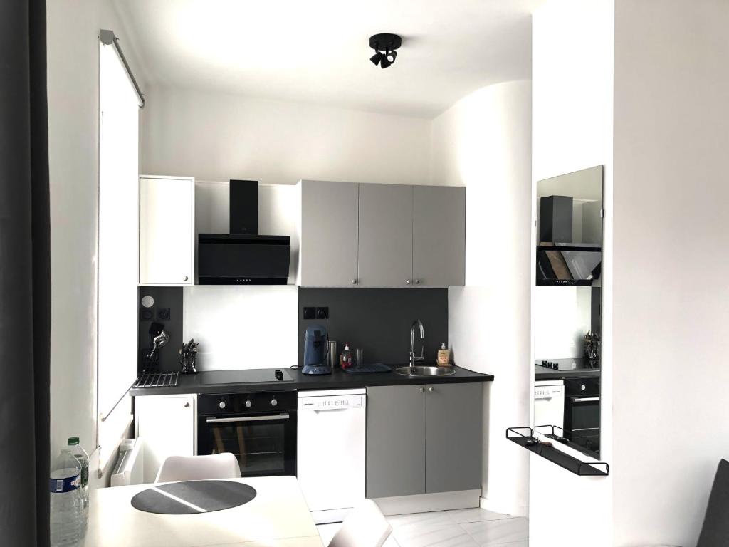 A kitchen or kitchenette at Charmant T2 centre ville