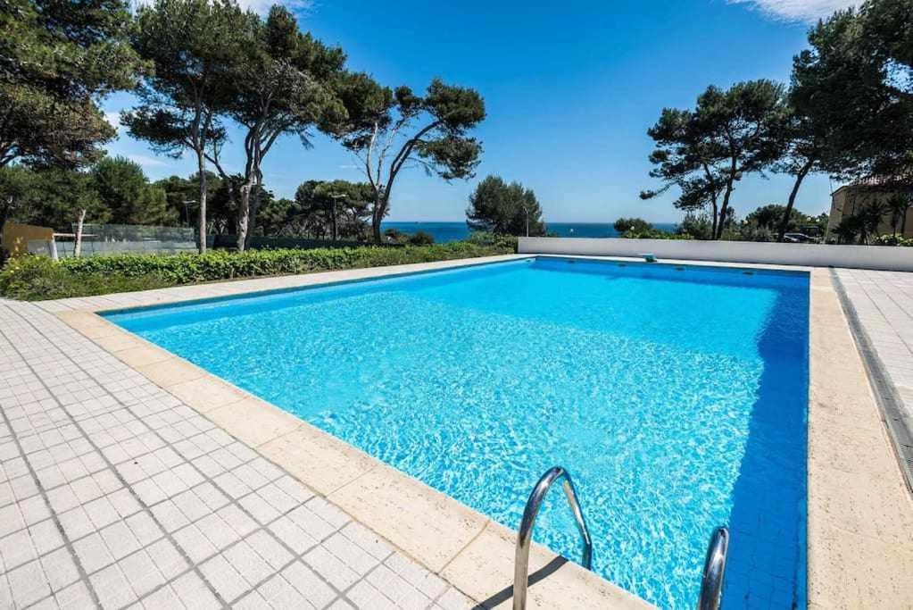 Πισίνα στο ή κοντά στο Unique beach Villa with ocean view pool tennis