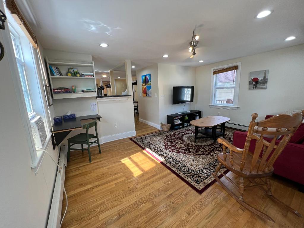 Il comprend un salon avec une table et des chaises ainsi qu'une cuisine. dans l'établissement Bright & Spacious 1 BR- King Bed & Private Yard, à Providence