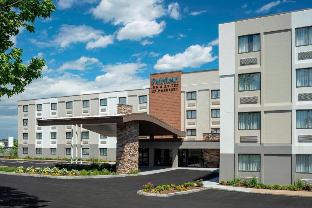 uma representação da frente de um hotel em Fairfield Inn & Suites by Marriott Providence Airport Warwick em Warwick