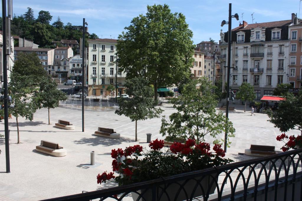 vista su una piazza della città con panchine e alberi di Hôtel du Midi ad Annonay