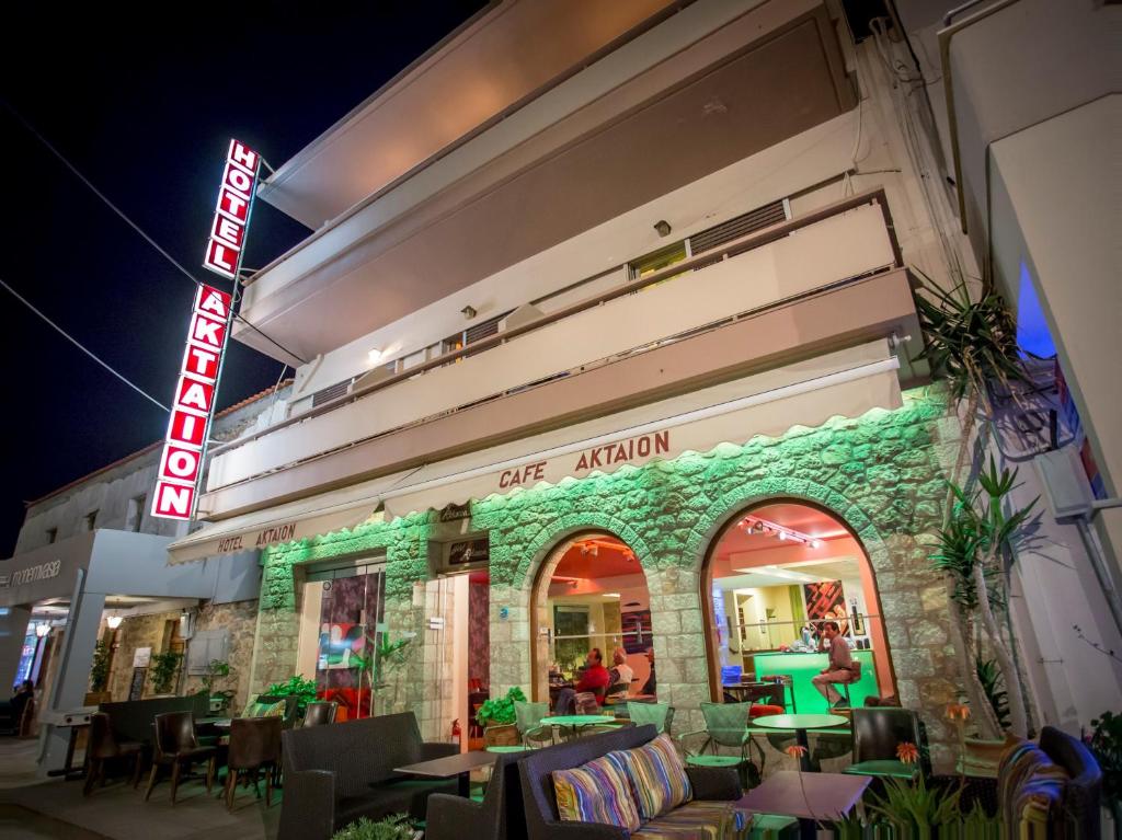 un restaurant avec un panneau sur le côté d'un bâtiment dans l'établissement Aktaion Hotel, à Monemvasia