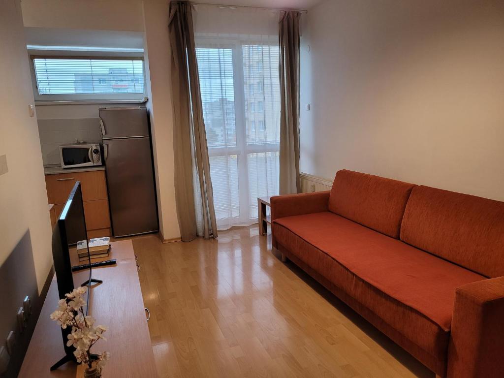 Il comprend un salon avec un canapé et une cuisine. dans l'établissement Apartmán Neva Trnava, à Trnava