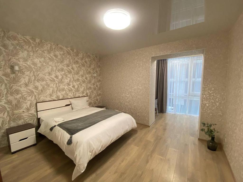 Ліжко або ліжка в номері Atlant luxury Big Family Perlina Apart on Golovna поряд з ТЦ Депот