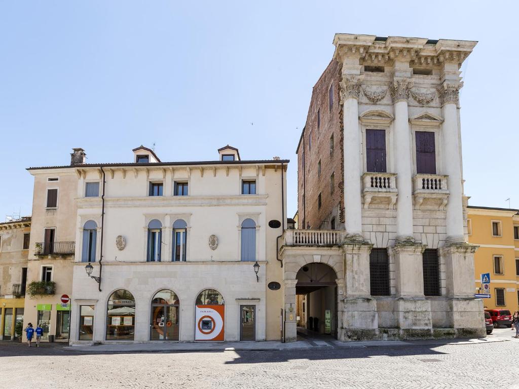 an old building in the middle of a street at Le Dimore del Conte in Vicenza