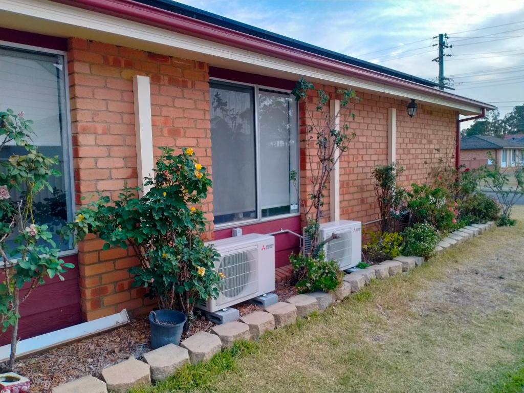 สวนหย่อมนอก 4 Bedroom, 3 bath room home in Kingswood NSW, free WIFI Internet, free parking