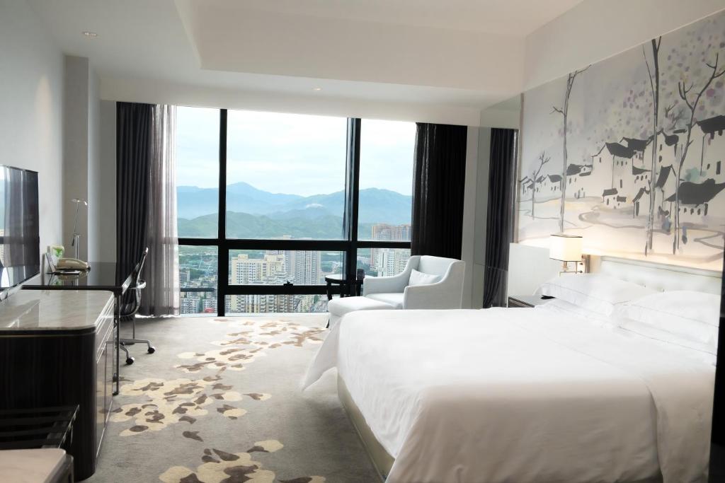 Giường trong phòng chung tại Huaqiang Plaza Hotel Shenzhen, Enjoy Complimentary Afternoon Tea & Mini Bar & Night Snack