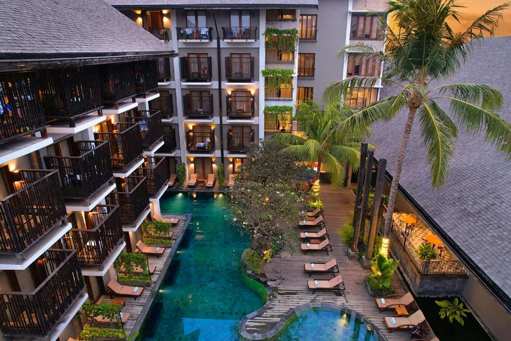 vista aerea di un hotel con piscina di THE 1O1 Bali Oasis Sanur a Sanur