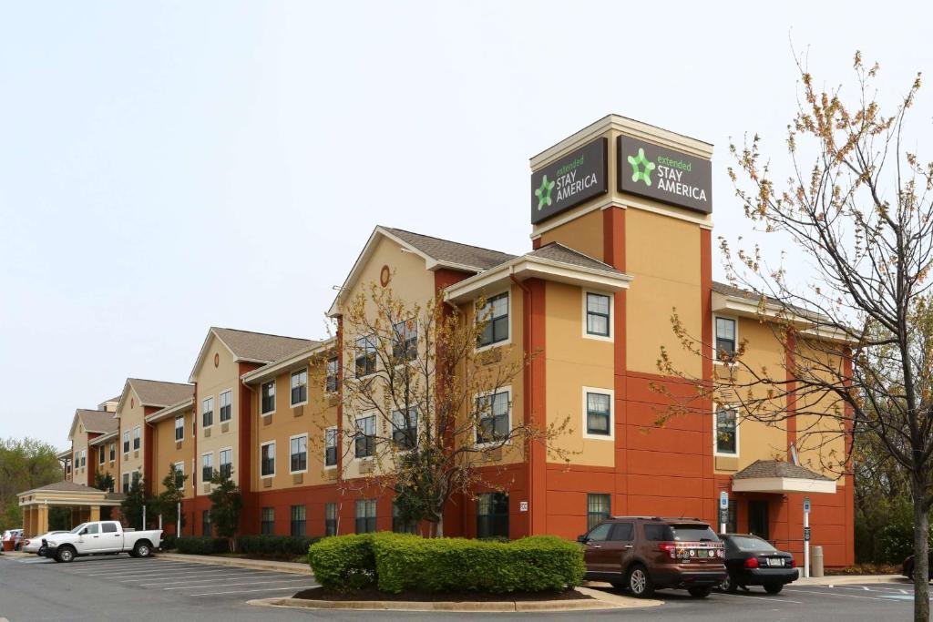 een hotelgebouw met auto's geparkeerd op een parkeerplaats bij Extended Stay America Suites - Baltimore - Glen Burnie in Glen Burnie