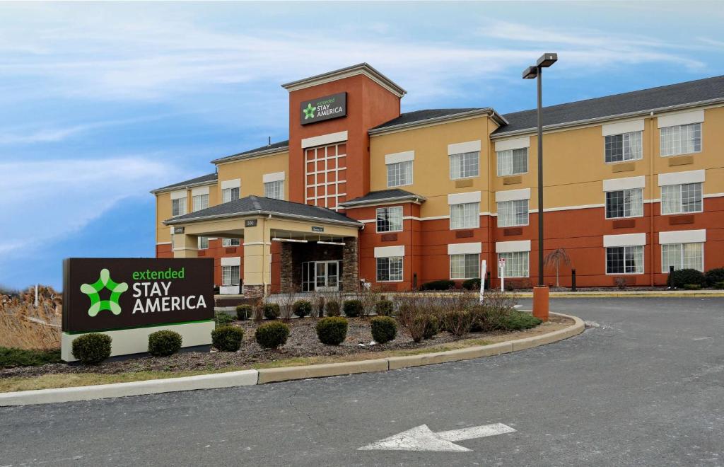 un hôtel avec un panneau devant un bâtiment dans l'établissement Extended Stay America Suites - Meadowlands - East Rutherford, à East Rutherford