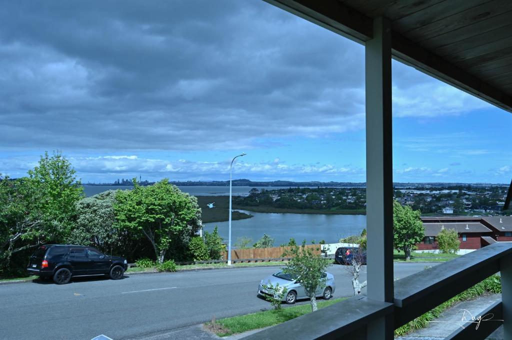 オークランドにあるAuckland Sea&SkyTower view Homestay with free Netflix, Parkingの家から道路と湖の景色