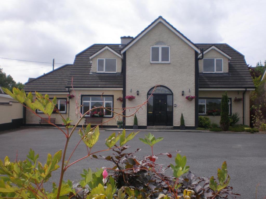 una casa grande con una entrada delante de ella en Castle Lodge Kilkenny, en Kilkenny