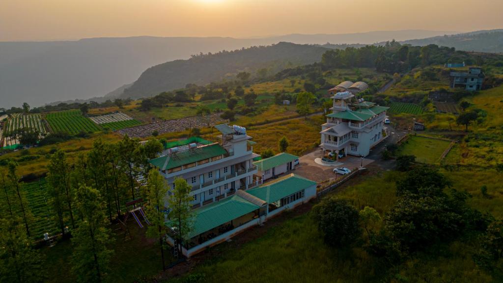 een luchtzicht op een gebouw op een heuvel bij Silver Galaxy Resort in Panchgani