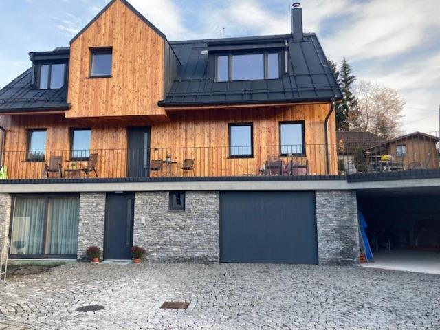 une grande maison en bois avec un toit noir dans l'établissement Harrachov 702, à Harrachov