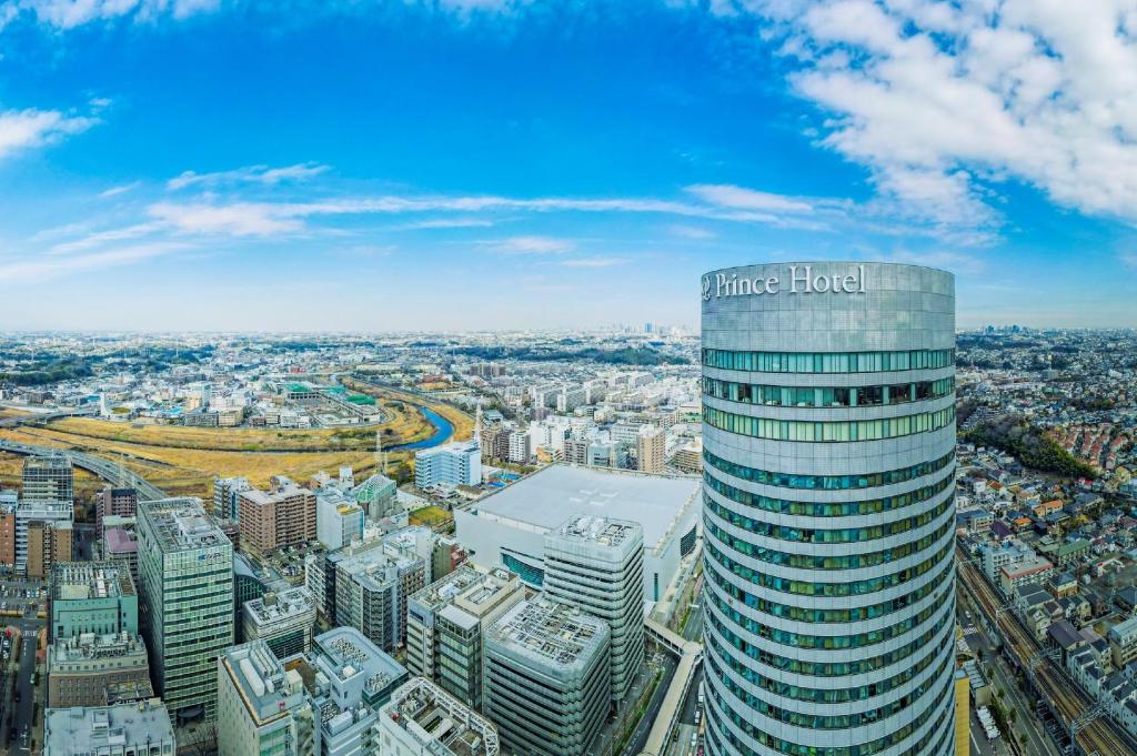 ein hohes Gebäude mit den Worten zukünftiges Hotel darauf in der Unterkunft Shin Yokohama Prince Hotel in Yokohama