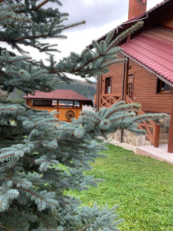 un bus orange est garé à côté d'une maison dans l'établissement Aura Karpat, à Bukovel