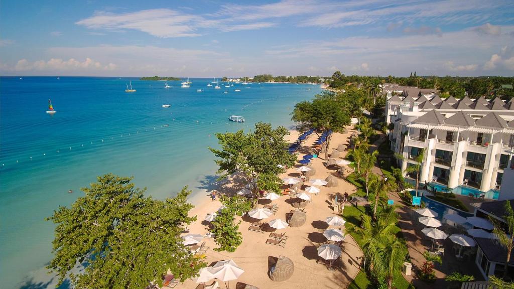 - une vue aérienne sur une plage avec des parasols et des bâtiments dans l'établissement Azul Beach Resort Negril, Gourmet All Inclusive by Karisma, à Negril