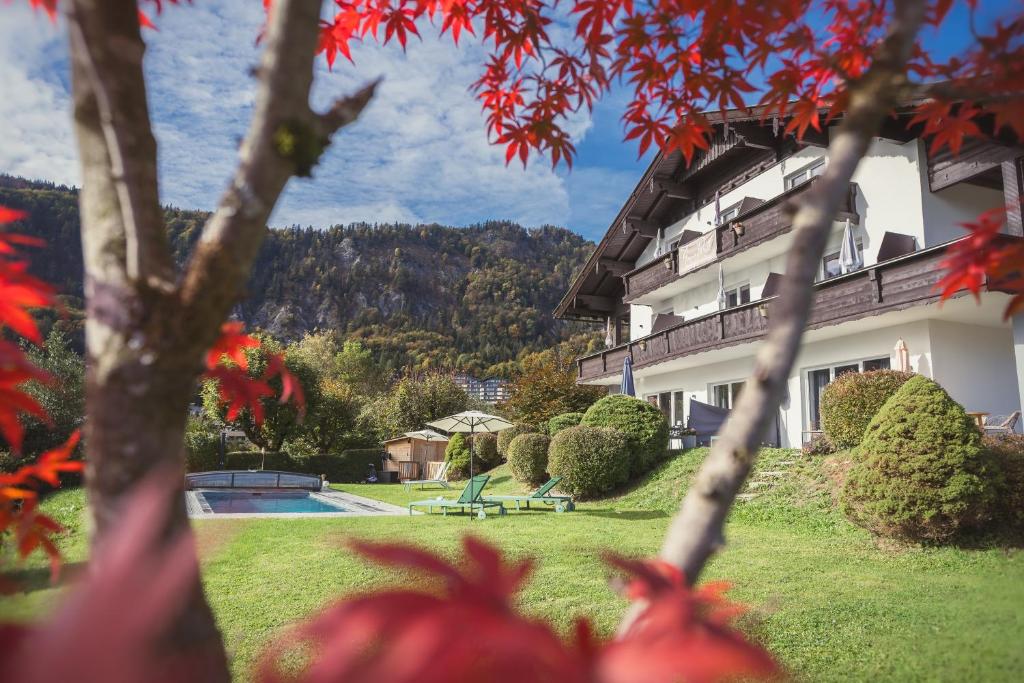 - un bâtiment avec une cour et une piscine dans l'établissement Anna Pertl - lieblingsquartier, à Sankt Gilgen