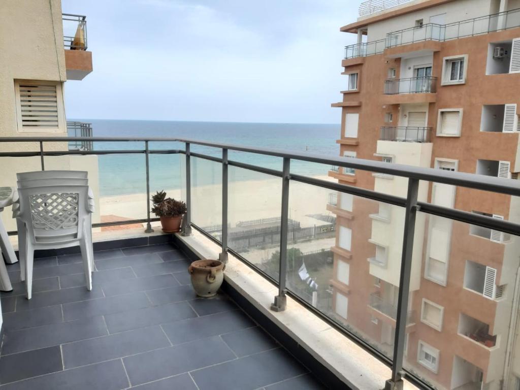 a balcony with a view of the beach at Magnifique s2 avec une vue sur mer in Hammam Sousse