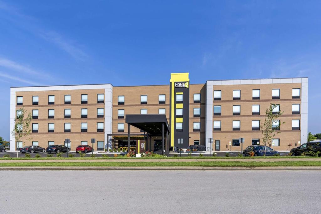 um grande edifício com carros estacionados em frente em Home2 Suites Lexington Keeneland Airport, Ky em Lexington