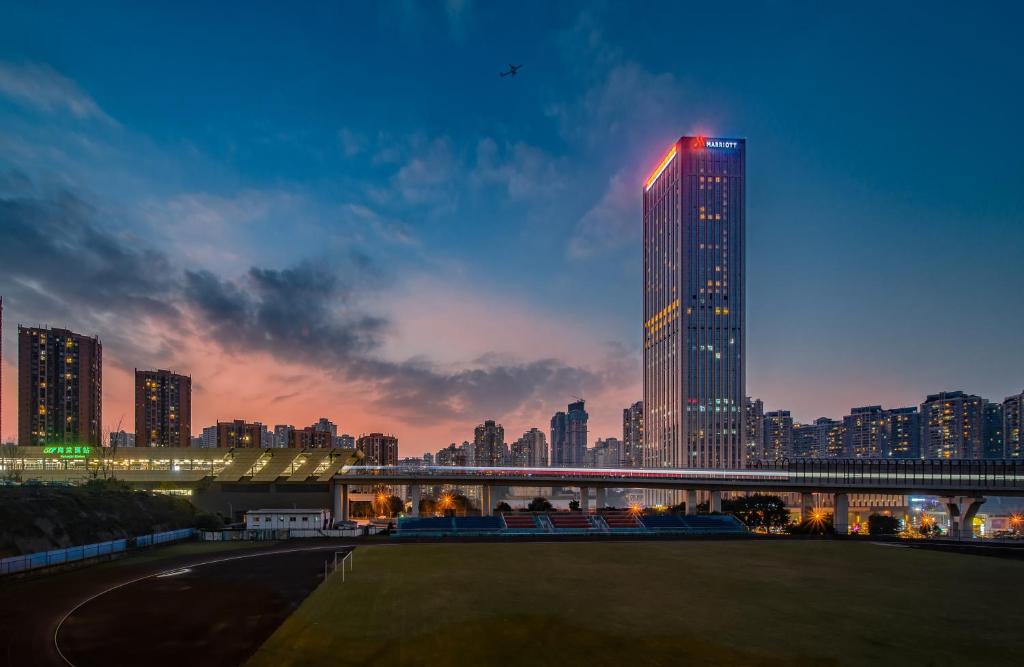 un skyline di notte con un edificio alto di Chongqing Marriott Hotel a Chongqing