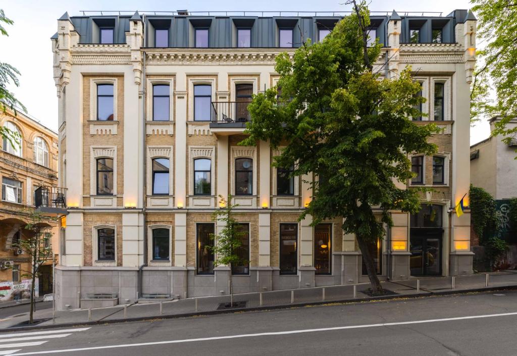 un gran edificio al lado de una calle en Sophia Hotel Kyiv, en Kiev