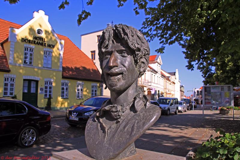 una estatua de un busto de un hombre en una calle en Hotel Doberaner Hof, en Bad Doberan