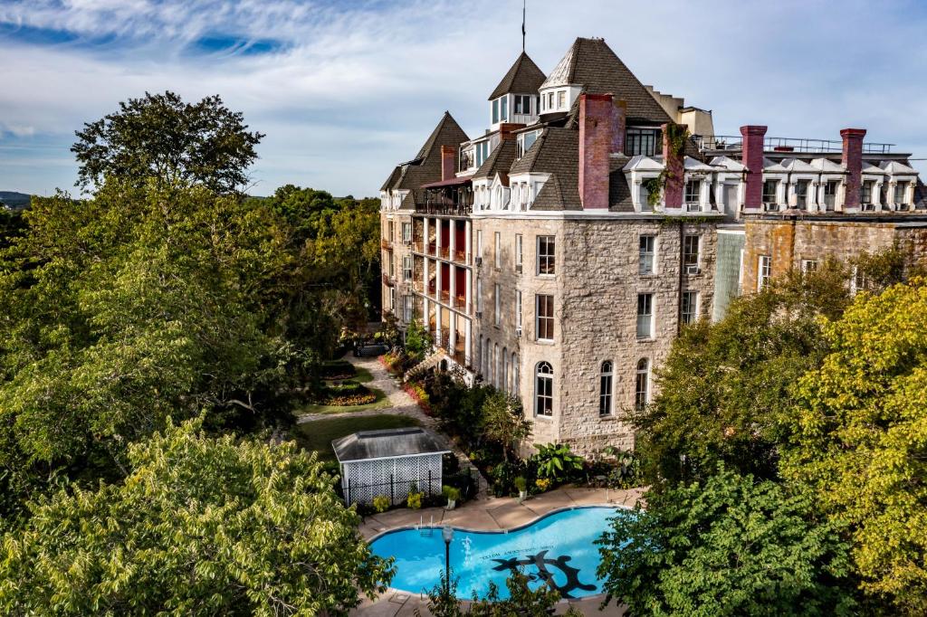 een luchtzicht op een gebouw met een zwembad bij 1886 Crescent Hotel and Spa in Eureka Springs