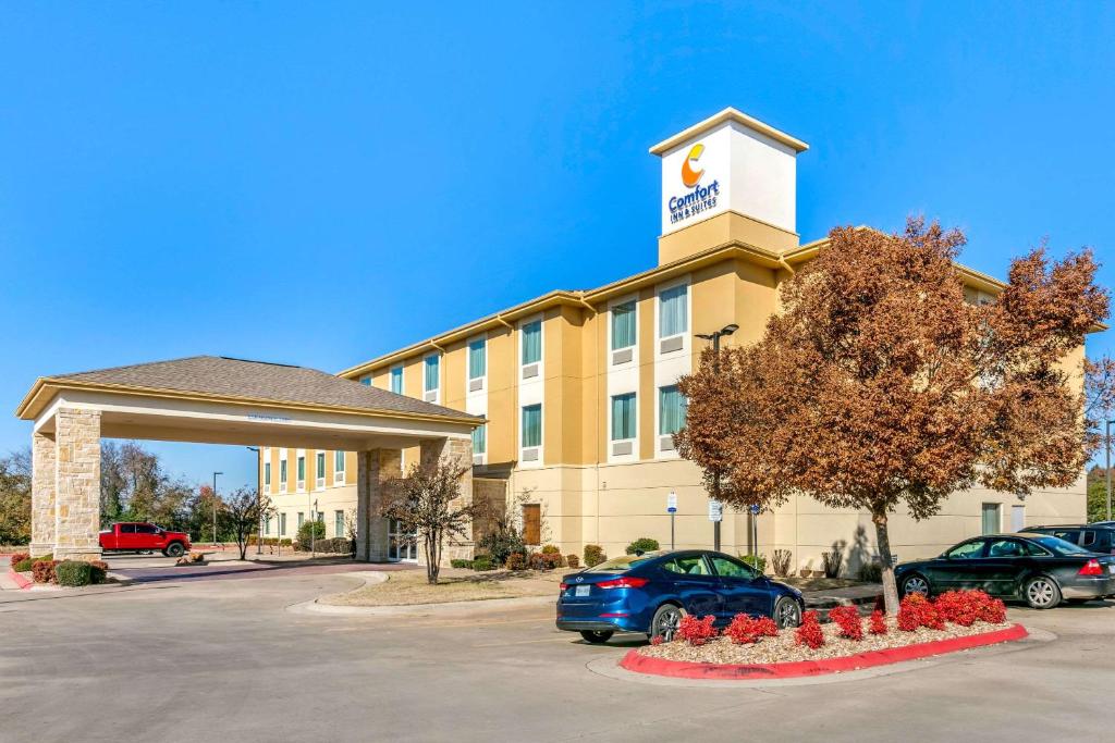 ein Hotel mit vor einem Gebäude geparkt in der Unterkunft Comfort Inn & Suites Van Buren - Fort Smith in Van Buren