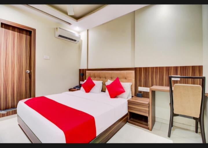 Krevet ili kreveti u jedinici u okviru objekta Hotel Emerald Near T2 International Airport Mumbai