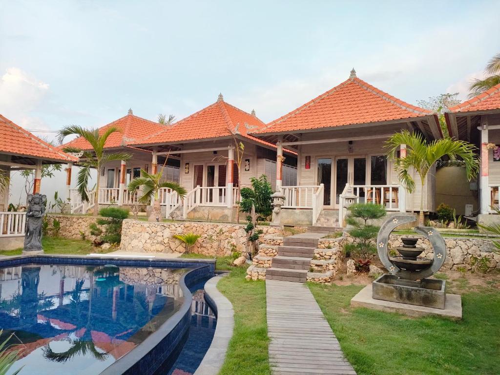 une maison avec une piscine dans la cour dans l'établissement Blue Sky Villa Ceningan, à Nusa Lembongan